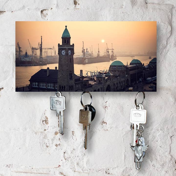 key holder on wood - Hamburg - variant Magent for wholesale by Kila-Photography - Deine Stadt auf Holz