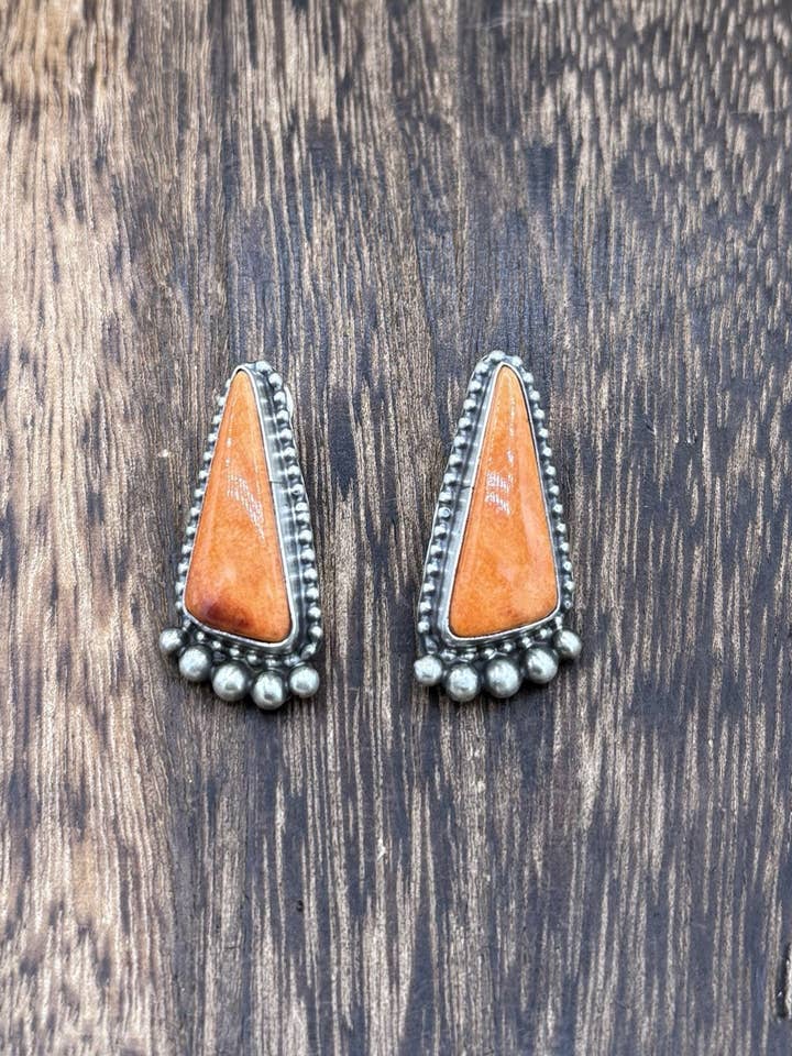 Brincos de Tacha em Prata Esterlina com Espinheira Laranja, Feitos à Mão por Nativos Navajo. por atacado de Native City Jewelry