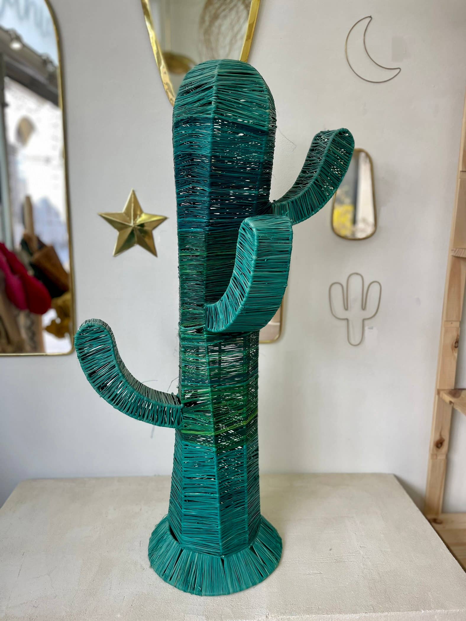 BAHIA HOME – wholesale Dekorativt bordsobjekt – Handflätad kaktus i raffia - grön6