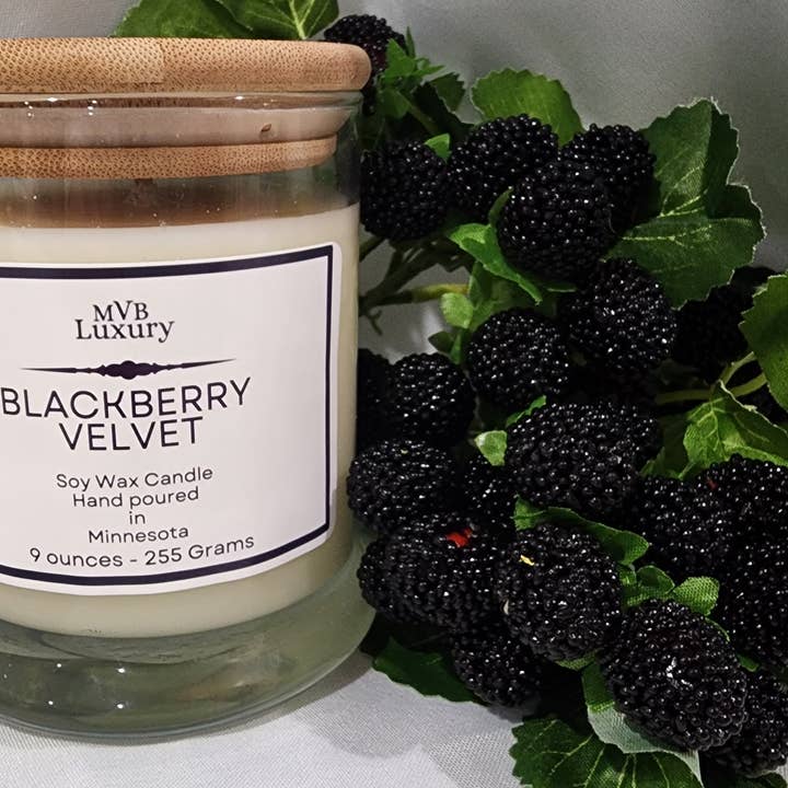 BOUGIE RONDE EN SOJA PARFUMÉE MÛRE VELOURS 9 ONCES AVEC COUVERCLE pour la vente par MVB Luxury