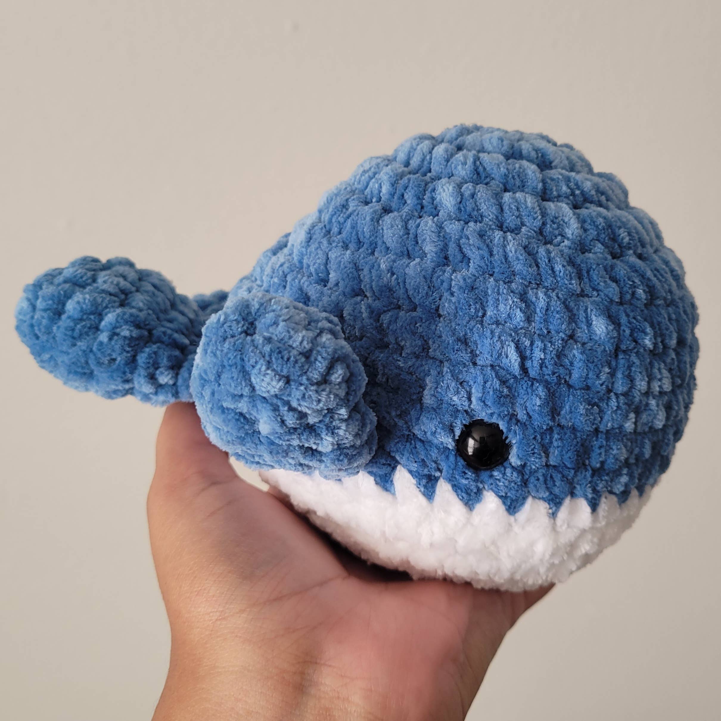 Katie Alay – Großhandel Kuschel-/Plüschtier – Kind & Baby – 7" gehäkelte Wal-Plüschtiere7