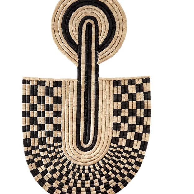 Arte moderna africana de parede tecida Boho: Arte de parede com folhas de palmeira maravi naturais e pretas por atacado de The African Home Goods