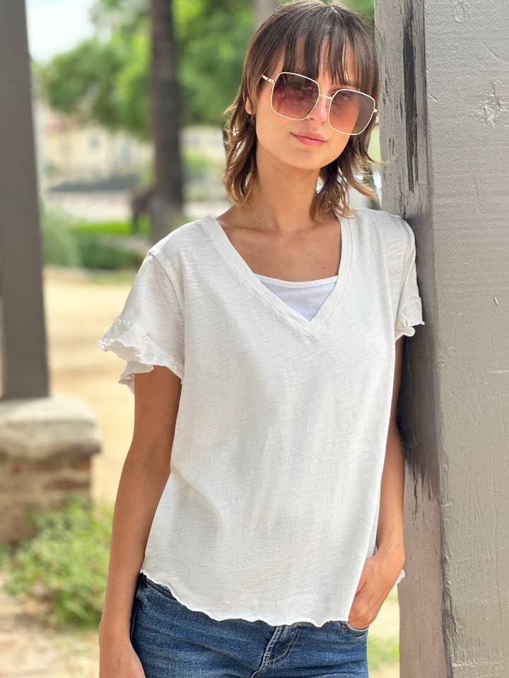 T-shirt à col en V à volants pour la vente par Billy T