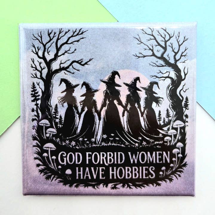 Feliz Pequeño Imán - Dios No Permita Que Las Mujeres Tengan Pasatiempos para venta al por mayor de Stuck Together Magnets