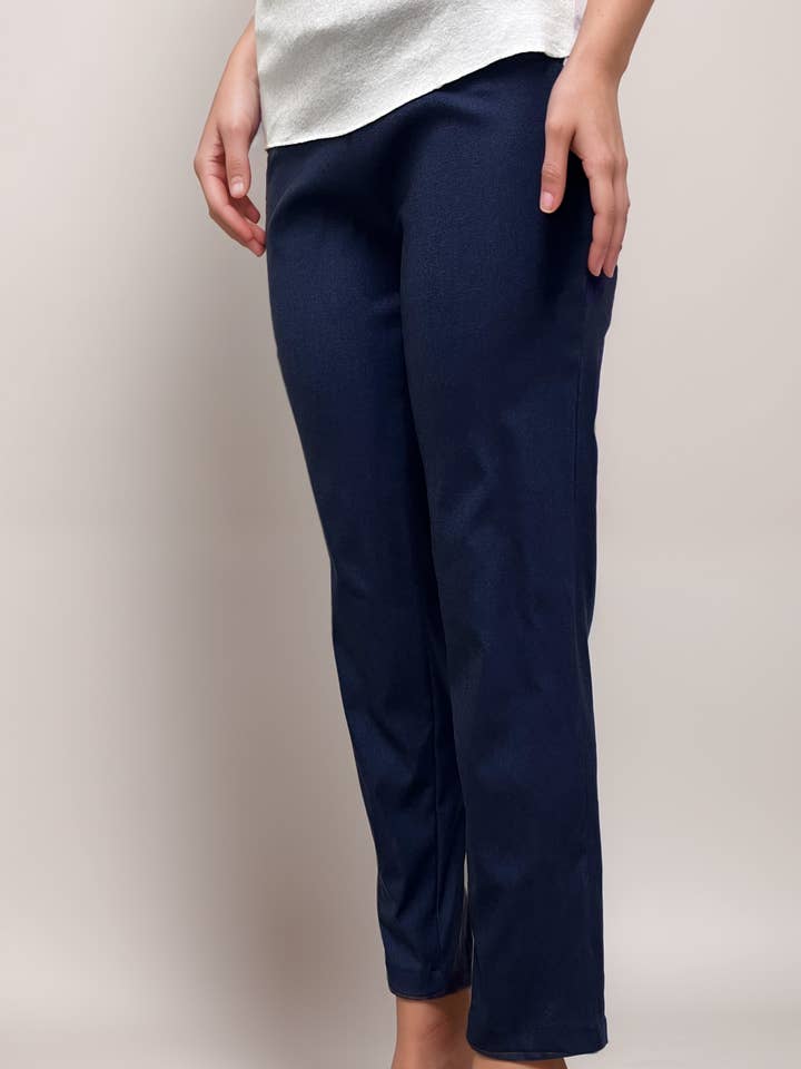 Pantalon extensible marine pour la vente par Casual & Co.