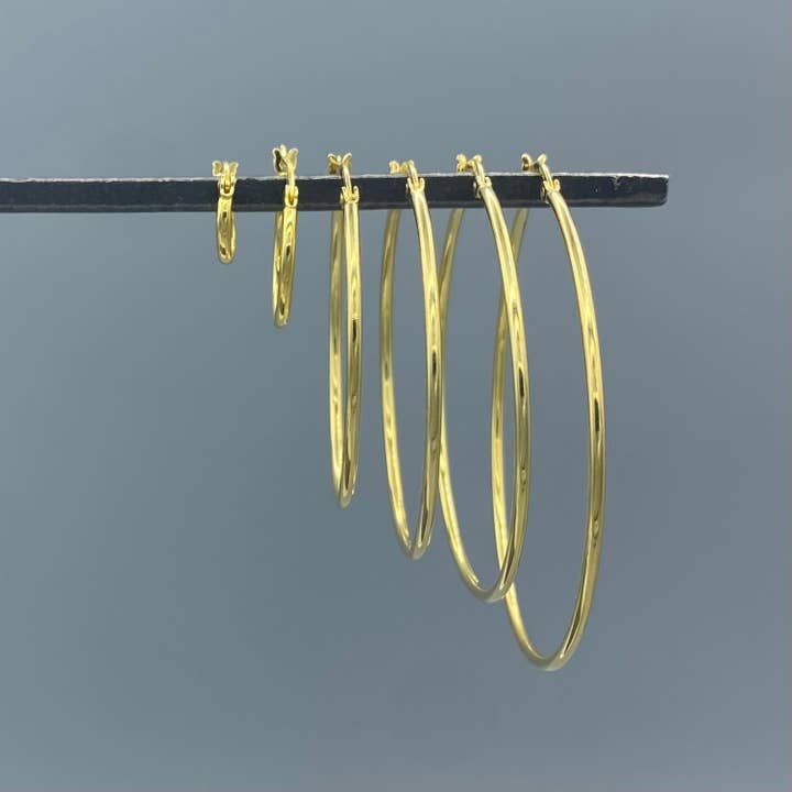 Orecchini a cerchio con chiusura francese in vermeil d'oro da 1,5 mm per la vendita all'ingrosso da parte di Something Silver