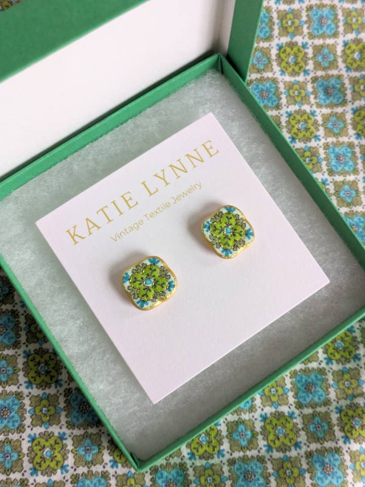 Oorbel Linda Stud voor wholesale door Katie Lynne - Vintage Textile Jewelry