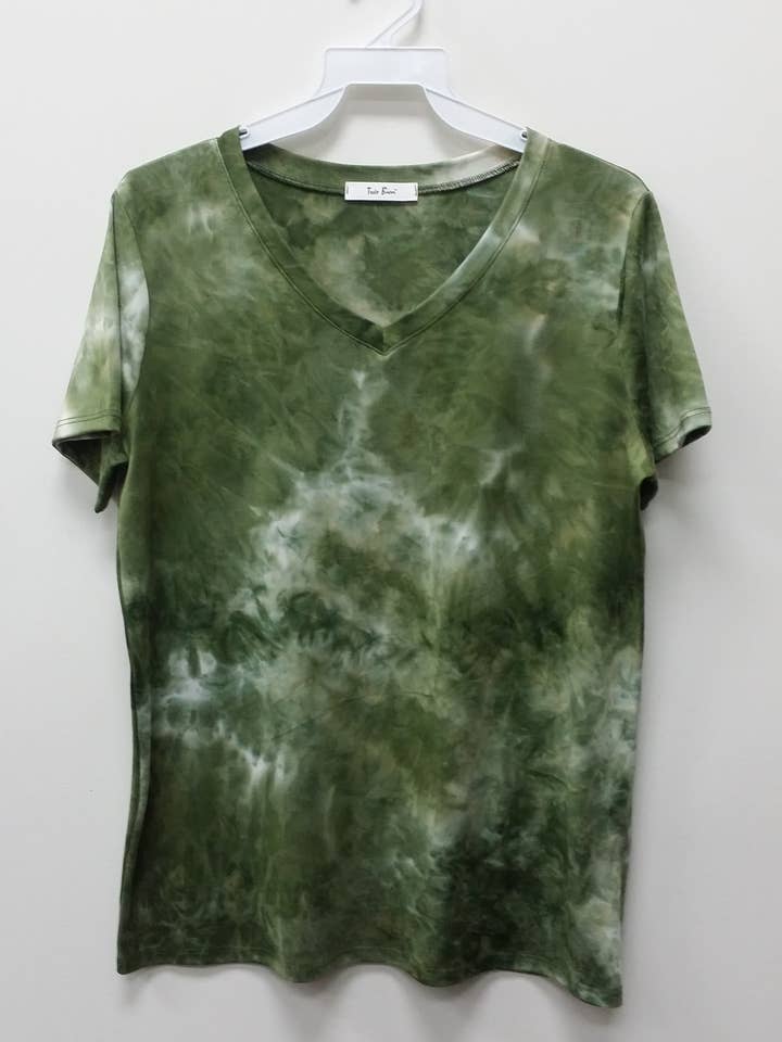 TIE DYE S/S TOP MET V-HALS voor wholesale door Tres Bien, Inc