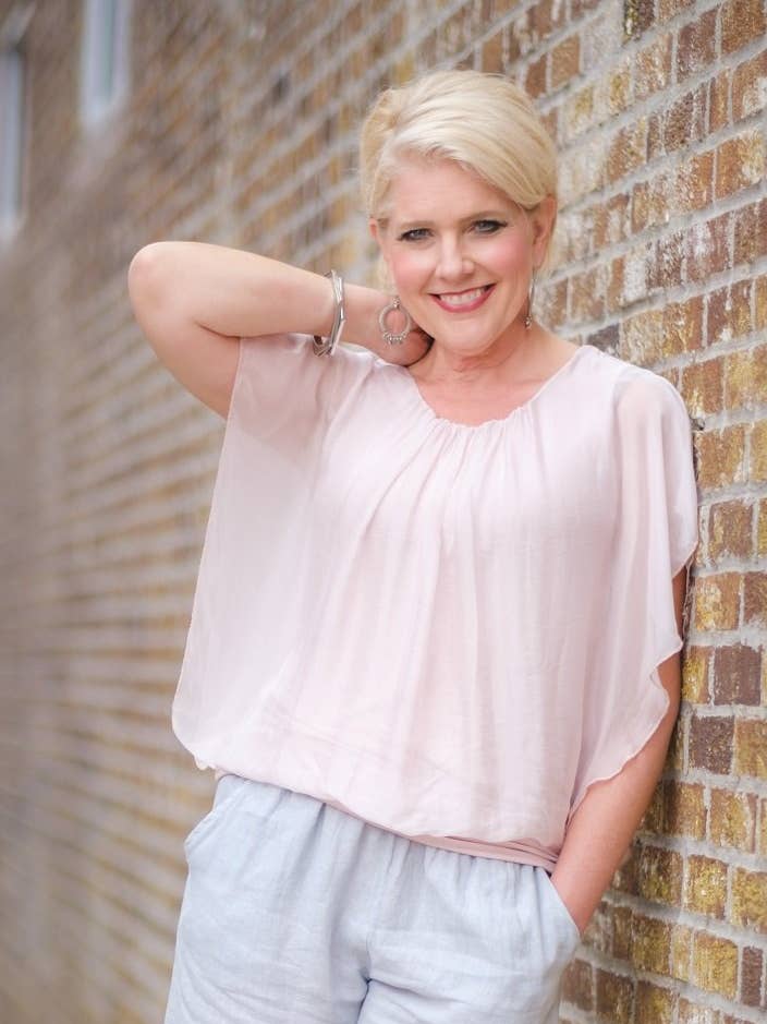 TINA Stephens Italy/Tees By Tina – Engroshandel Bluse - Dame – Aurora Flutter Fly Sleeve Silke Top m/Band Bund (BSS202)24