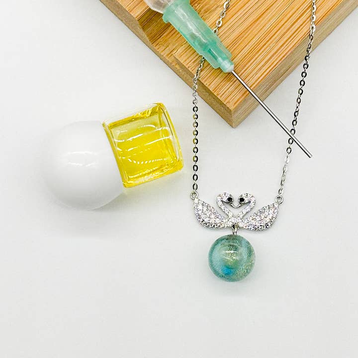Confezione regalo - Collana in argento sterling Twin Swan + Purify Oil per la vendita all'ingrosso da parte di Amrita Court Essential Oils and Aromatic Homeware