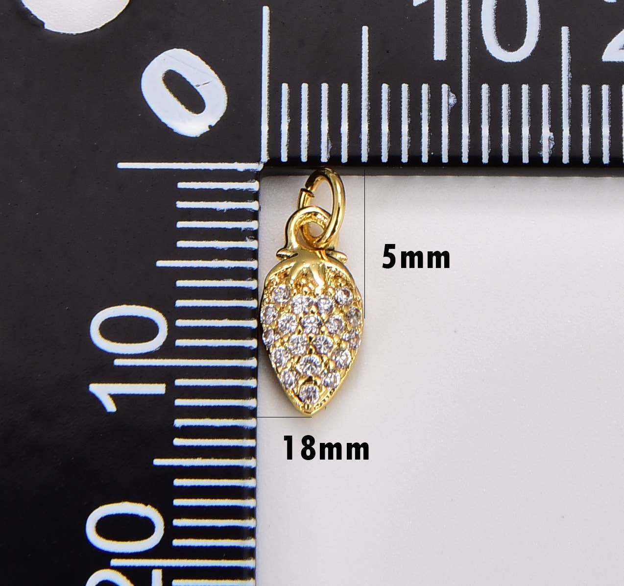 Beads Creation - Vente Breloques/médailles personnalisées - Pendentif à breloques en forme de fraise rempli d'or CZ Micro Pave CP13351