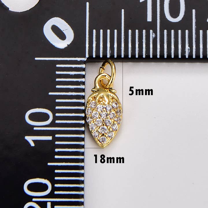 Beads Creation - Vente Breloques/médailles personnalisées - Pendentif à breloques en forme de fraise rempli d'or CZ Micro Pave CP13351