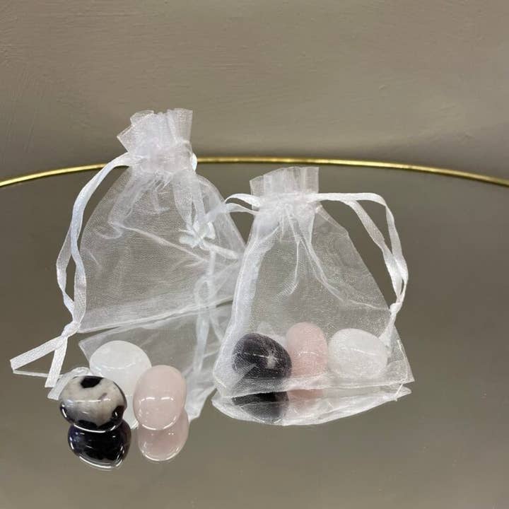 ByBazz - Wholesale Spiritual Stone/Crystal - Gouden Driehoek Mini; Amethist, Bergkristal en Rozenkwarts