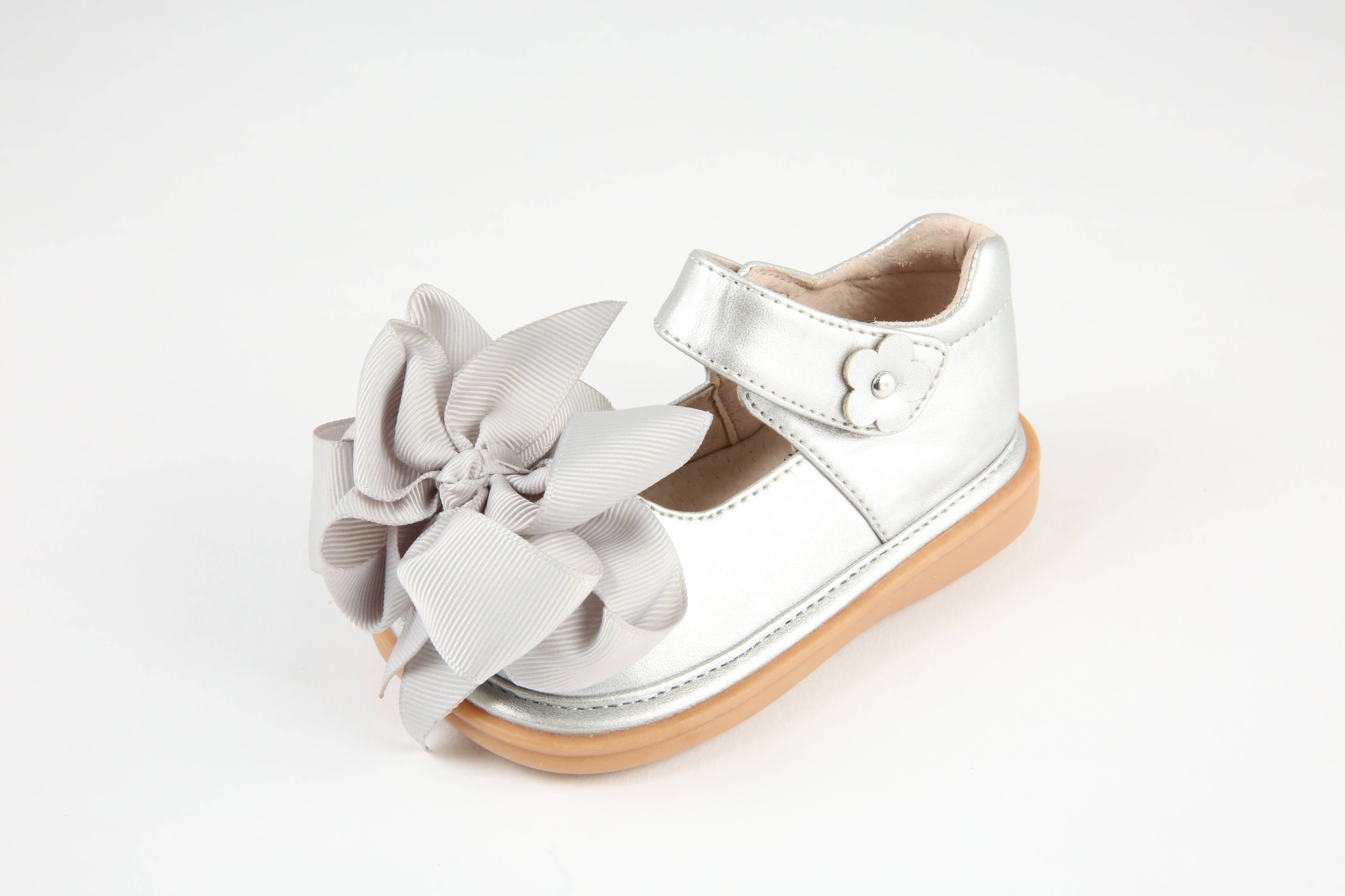 Mooshu Trainers - Venta al por mayor Calzado de vestir - Niños - Zapatos Mary Jane con moño intercambiable para niñas pequeñas - Ready Set Bow5