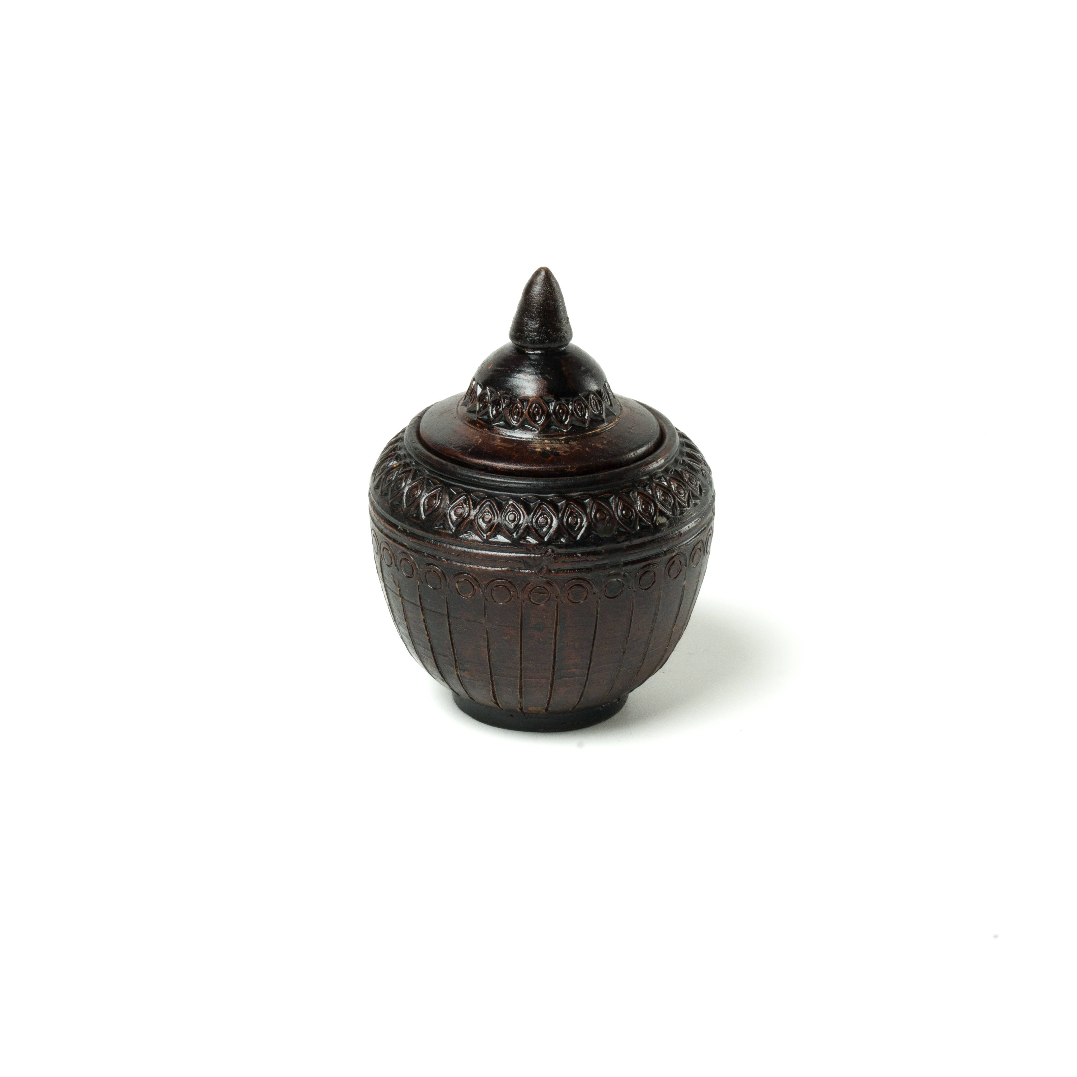 Black Earthern Glow Scented Candle: Beeswax Handmade Candle for wholesale on Faire2