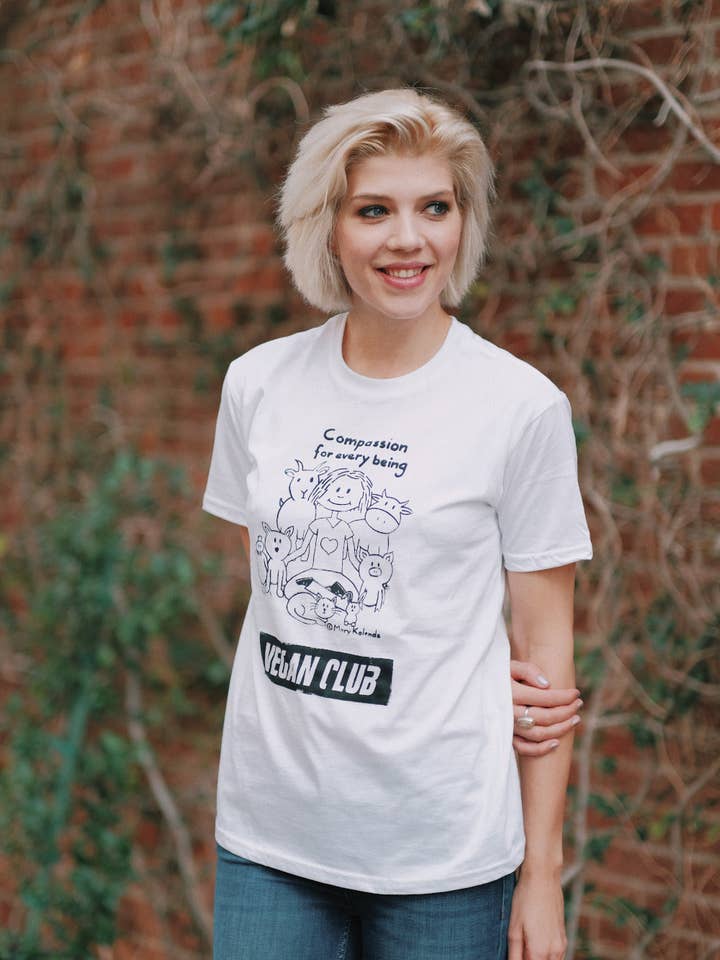 Maglietta Vegan Club feat. «Compassione per ogni essere» di Mary Kolende per la vendita all'ingrosso da parte di Vegan Club