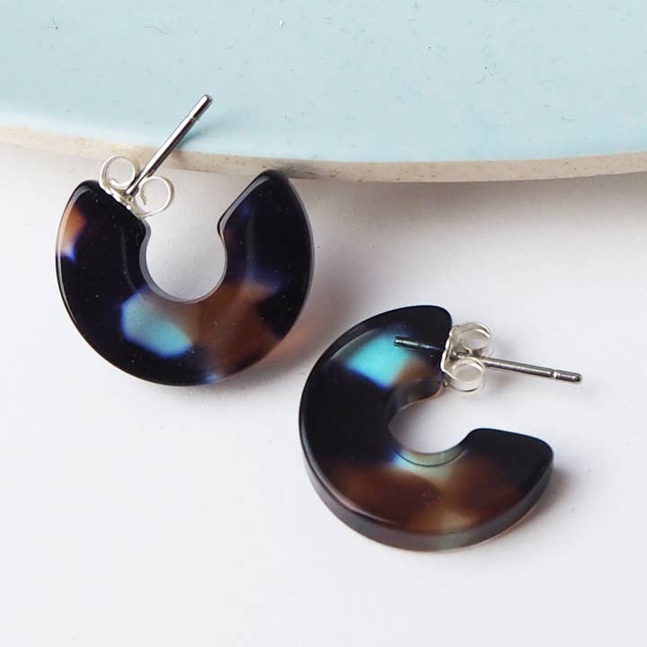 Koraal Super Mini Acetaat Hars Huggie Hoepel Oorbellen voor wholesale door Custom Made