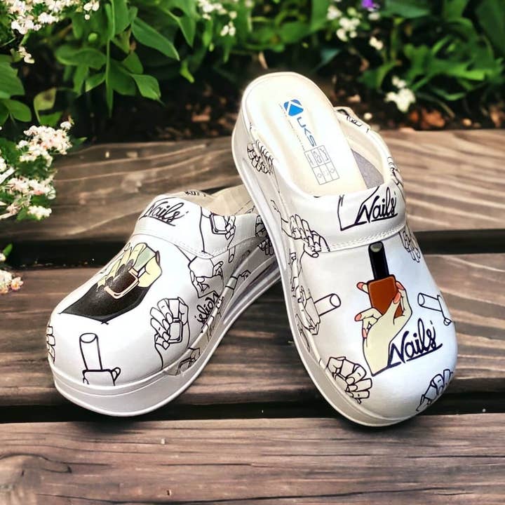 Zuecos de cuero con patrón de clavos Air Clogx. para venta al por mayor de UKS UNITED KNACK SYSTEM LTD