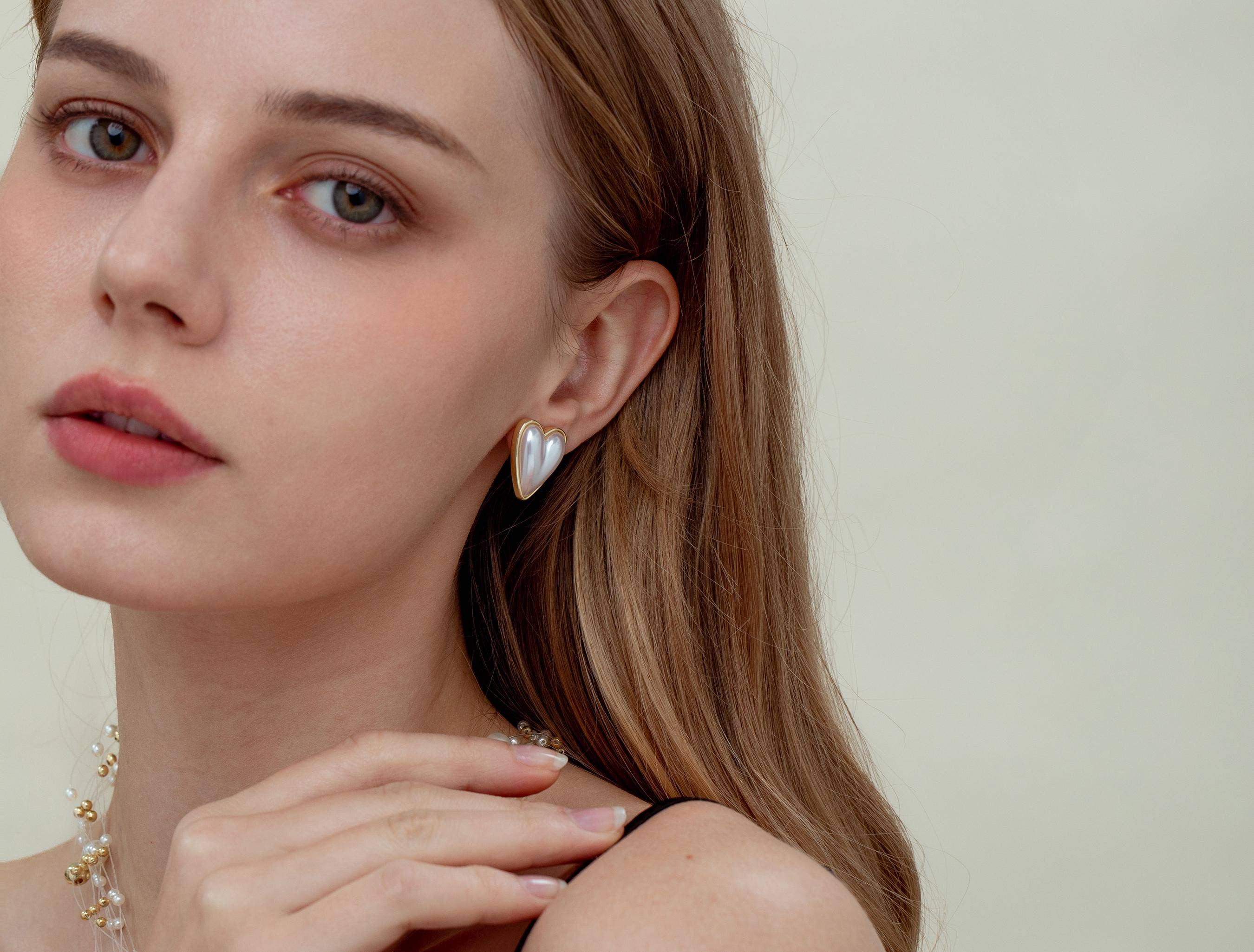 Jewel Pledge - Wholesale Stud/Post Earrings - Pearl Heart Earrings with Gold Charm, Bridal Jewelry ERG3741