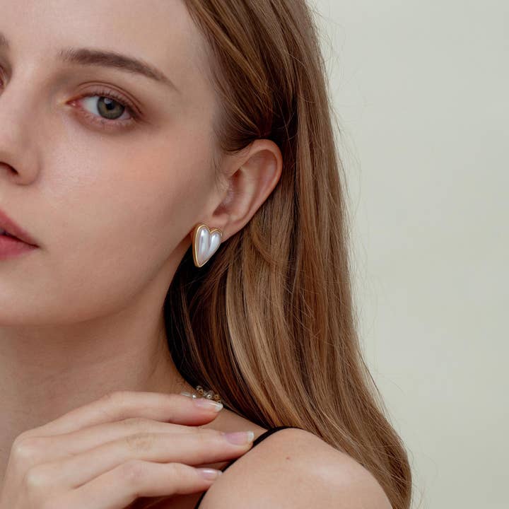 Jewel Pledge - Wholesale Stud/Post Earrings - Pearl Heart Earrings with Gold Charm, Bridal Jewelry ERG3741