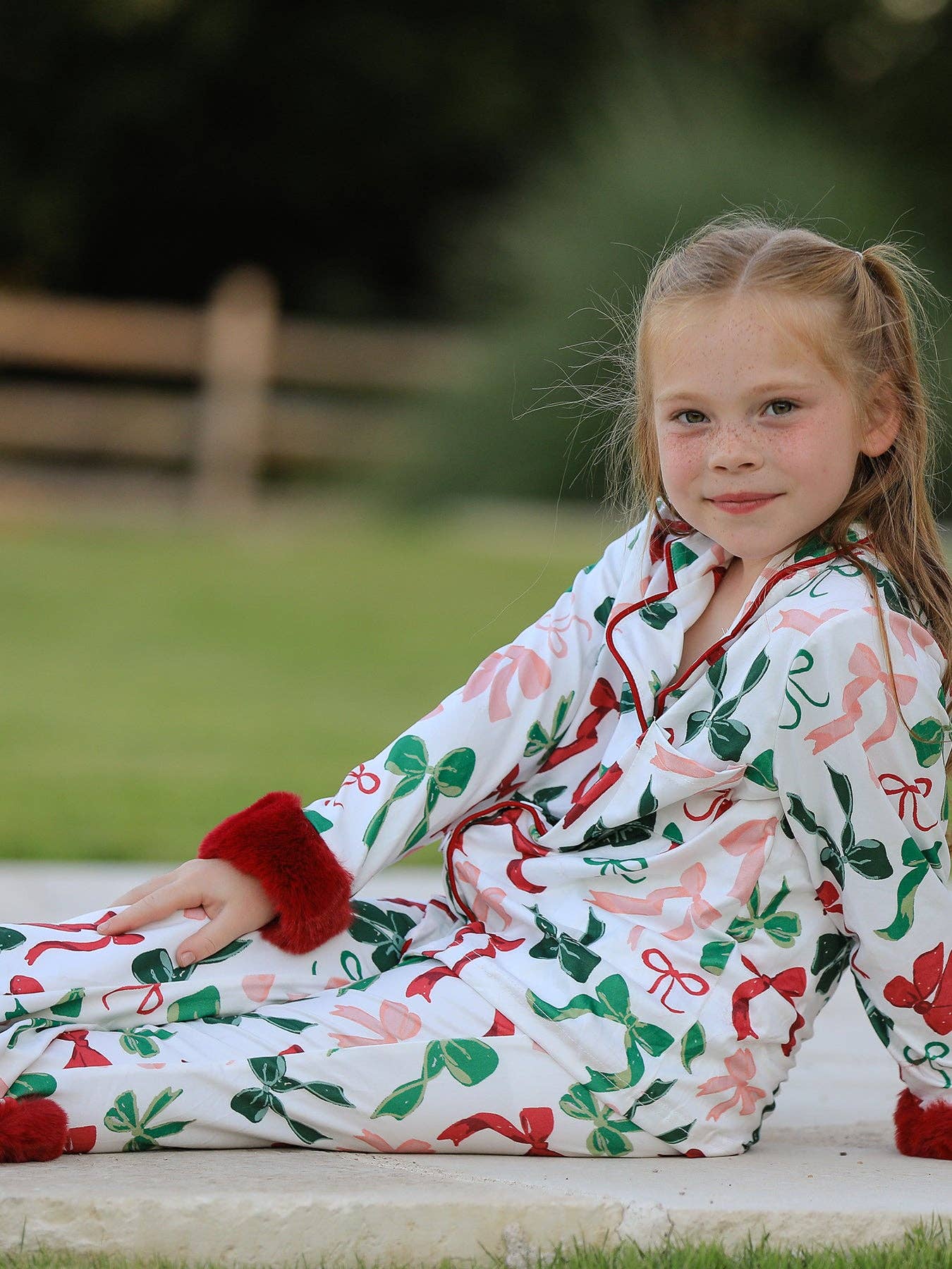 Rylee Faith Designs - Vente Haut et bas de pyjama – enfant - Ensemble de pyjama de Noël à imprimé nœud de fête – Vêtements de nuit confortables pour filles avec bordure rouge13
