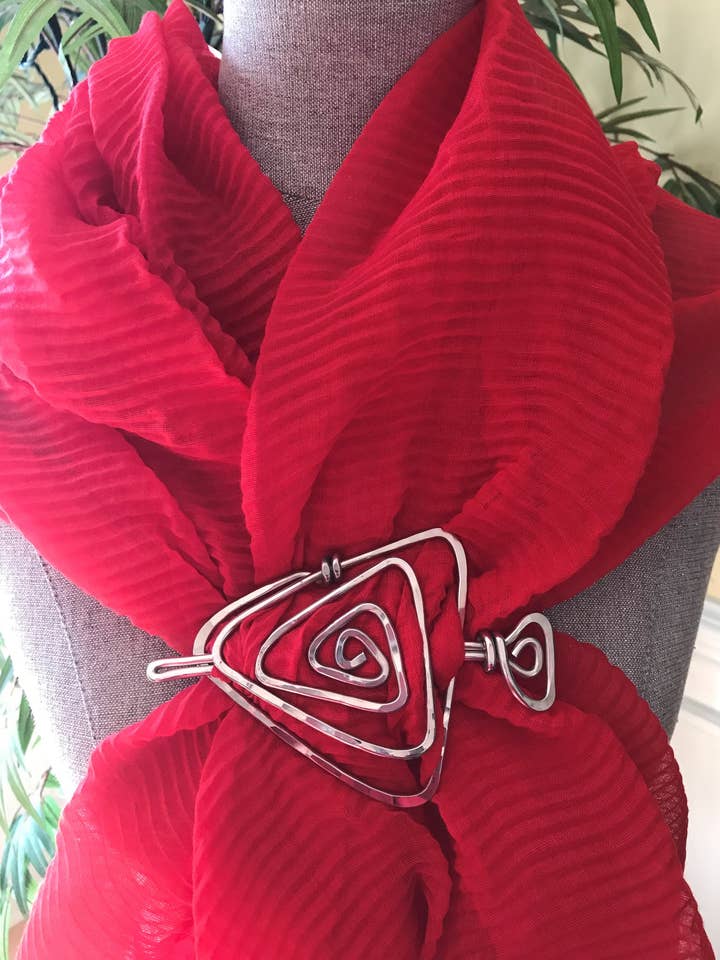 Spiraalvormige driehoekige sjaalpin voor wholesale door The Artist Jay