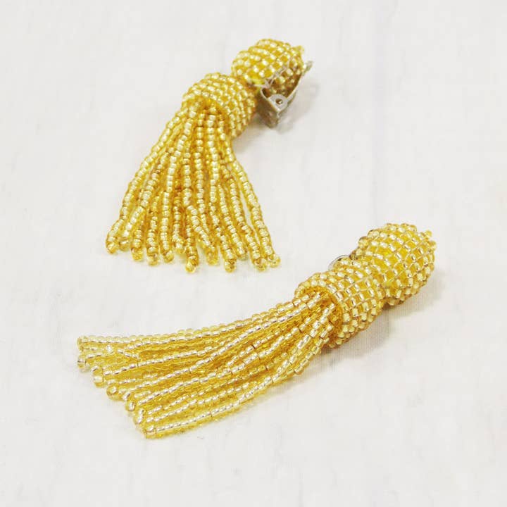 Boucles d'oreilles en perles dorées, jolies boucles d'oreilles à pampilles dorées, bijoux bohèmes, mariage bohème, chic, boucles d'oreilles à pompon pour la vente par Ninolia