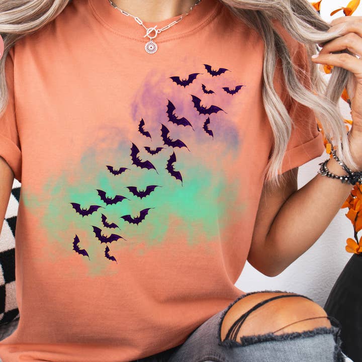 Maglietta di Halloween con pipistrelli volanti Comfort Colors® - Maglietta con pipistrelli per la vendita all'ingrosso da parte di The Shirt Company