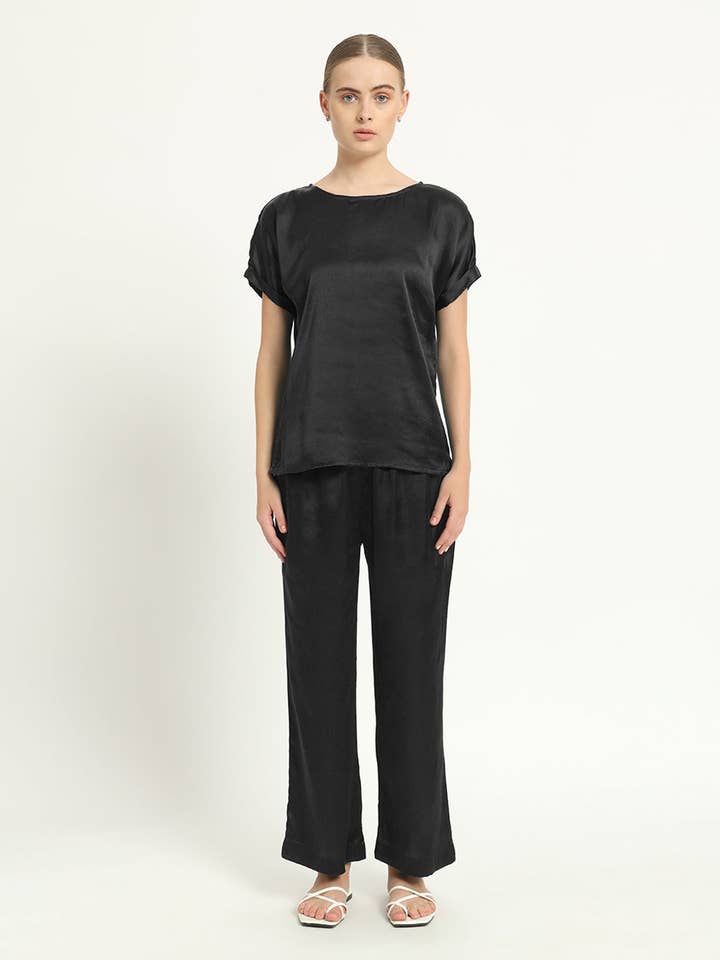 Satijnen zwarte pyjama set met ronde hals voor wholesale door Thevasa