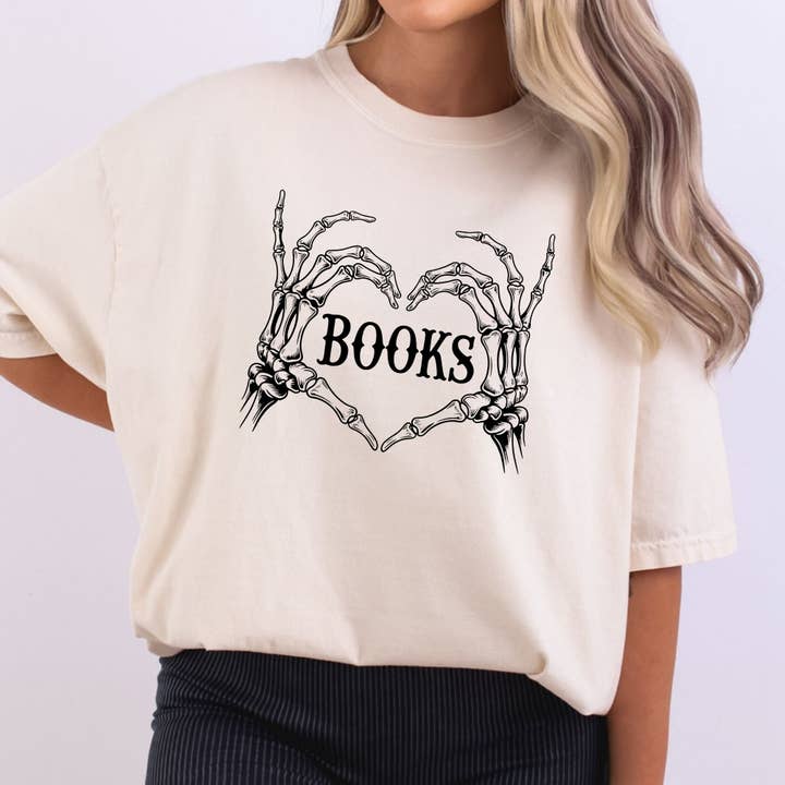 Squelette Cœur Mains Livres pour la vente par Her Ever After