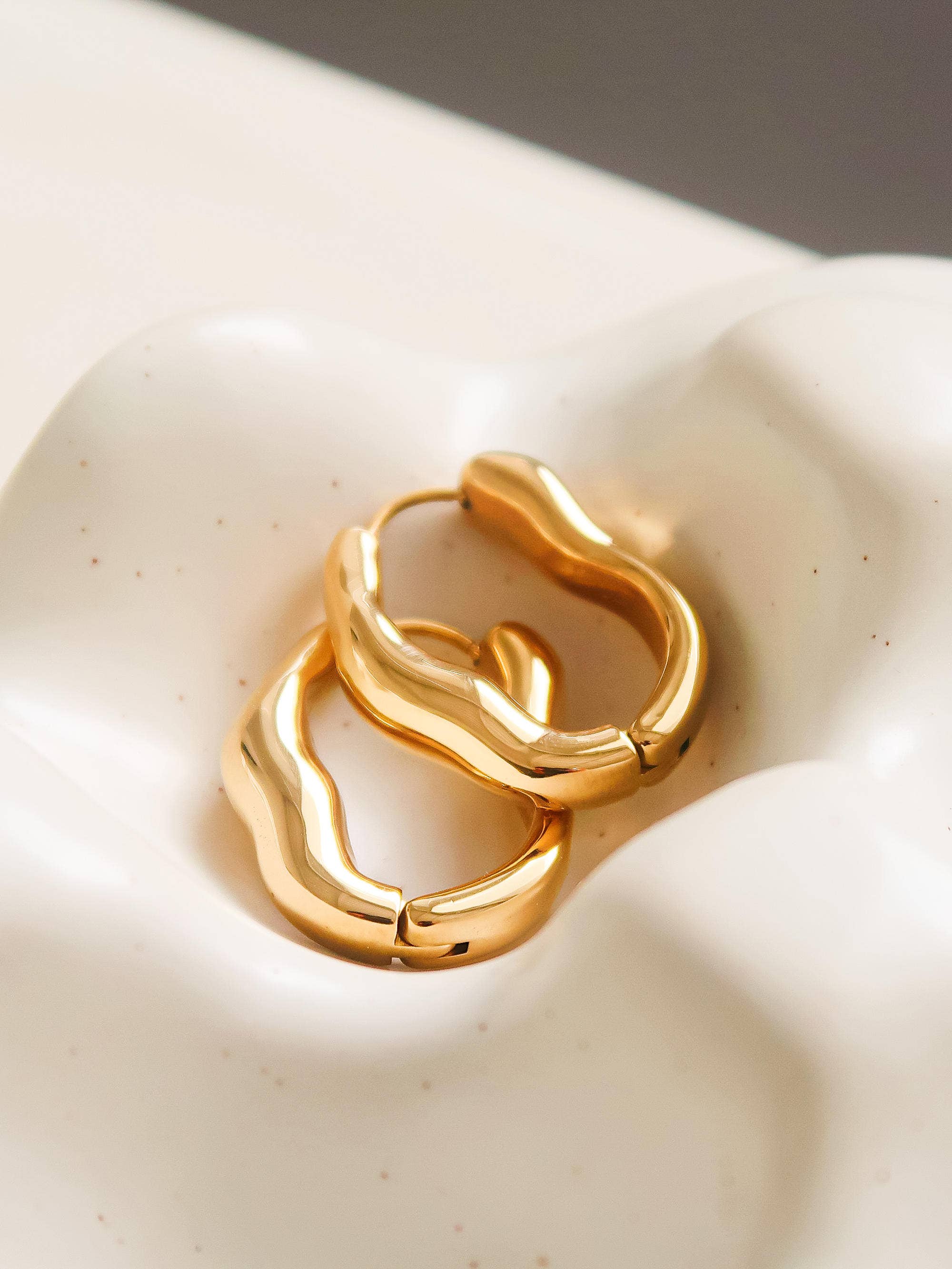 Flânerie by MAIQ - Wholesale Hoop Earrings - Darcy 18K Gold Non-Tarnish Oval Hoop Earring1