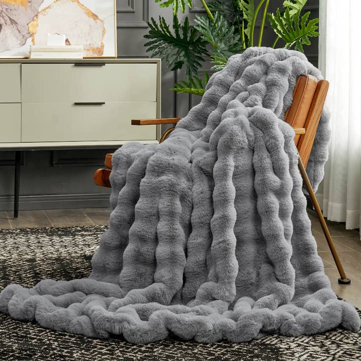 DreamValley - Wholesale Throw Blanket - CB Faux Fur Bubble Throw Blankets, Solid Color5
