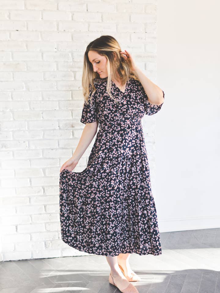 Abito midi a fiori blu scuro da donna Constance per la vendita all'ingrosso da parte di Peony Alley