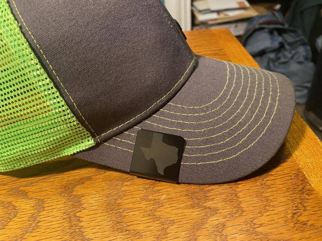 DK LaserWorx - Venta al por mayor Accesorio para sombrero - Hombre - Cap Clipz con un Gráfico de Cartucho de Escopeta en el Visor de la Gorra1