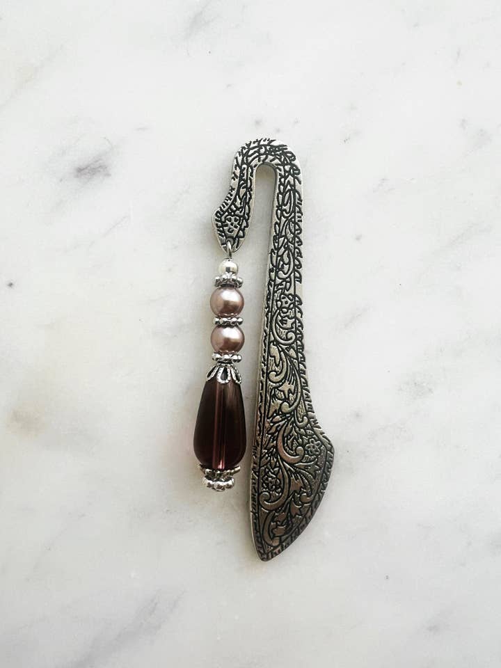 Marque-page vintage fait main en perles – argent vieilli avec perles mauves pour la vente par Carmen Miller Jewellery