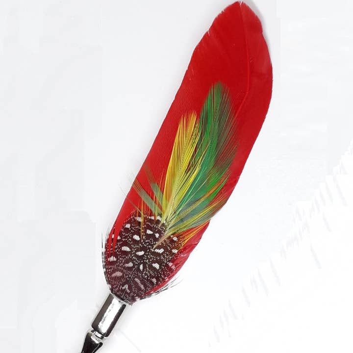 Rød fjer revers pin for engroshandel hos Mrlapel