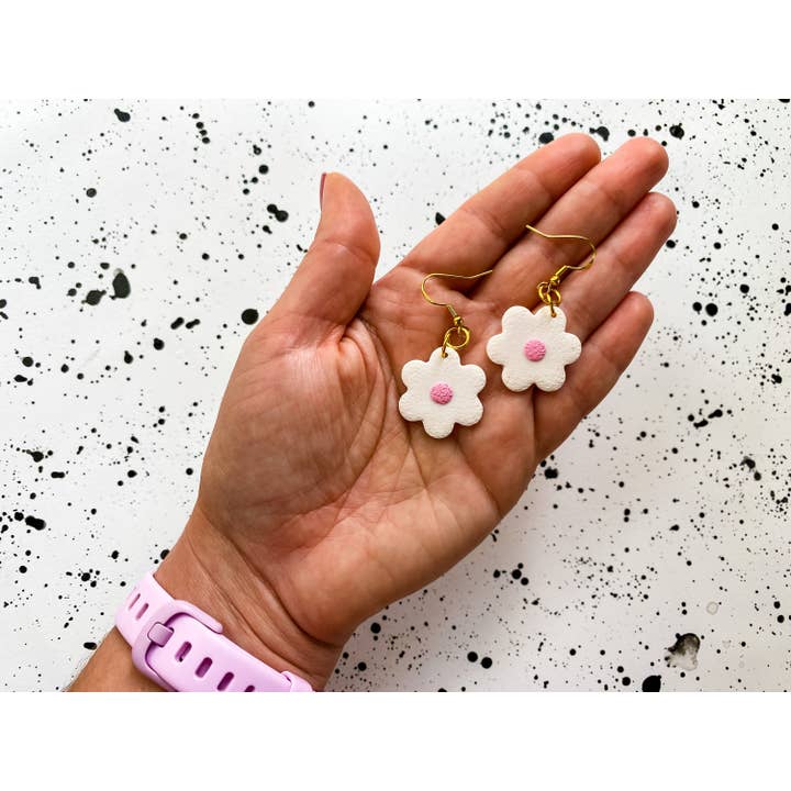 Pendientes colgantes con flores de arcilla polimérica blanca para venta al por mayor de Lauren Likes Art