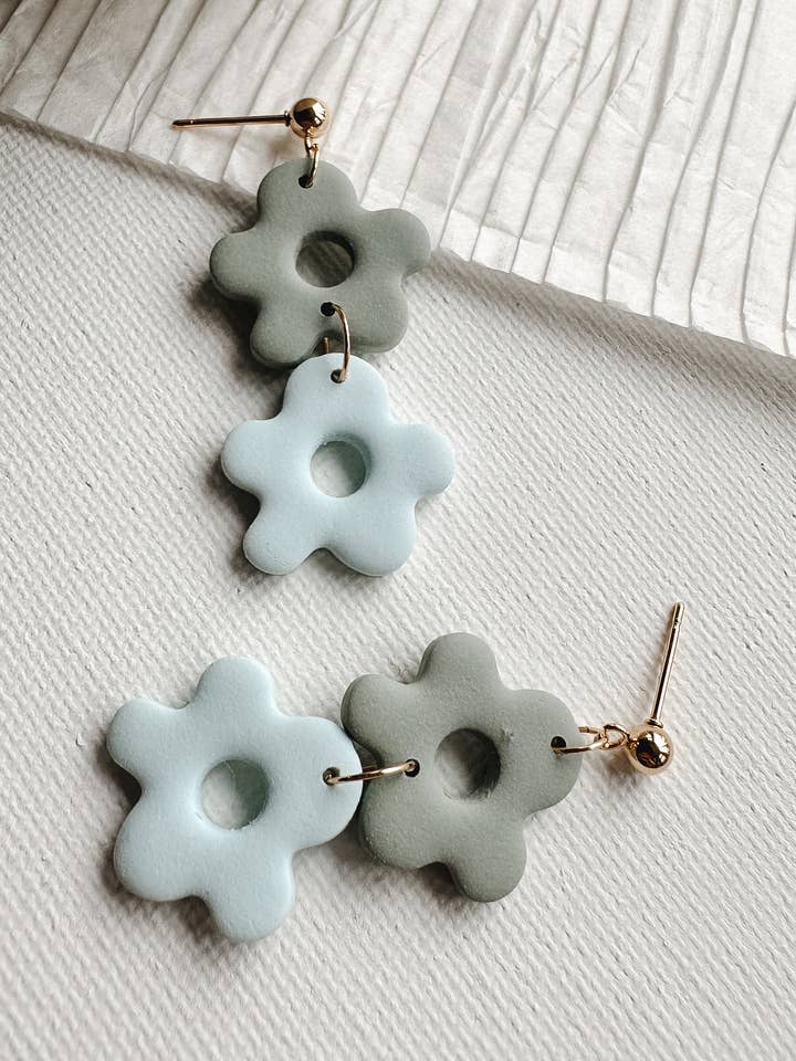 Boucles d'oreilles pendantes Daisy vertes et bleues pour la vente par Hound in Hand