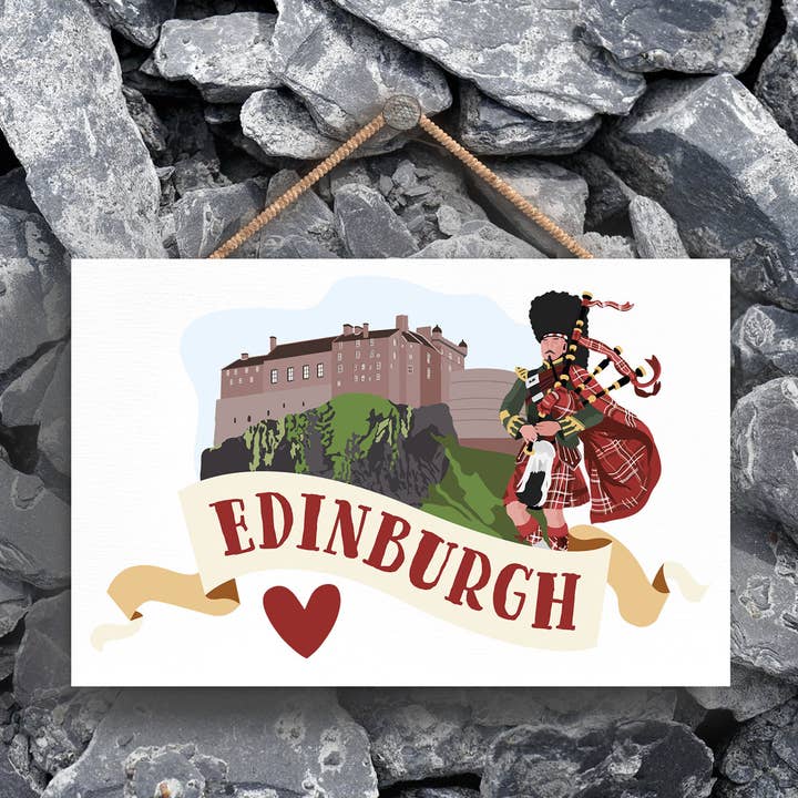 P4819 - Edinburgh Castle skotsk mand, der spiller sækkepiber på sc for engroshandel hos Vivid Squid Wholesale