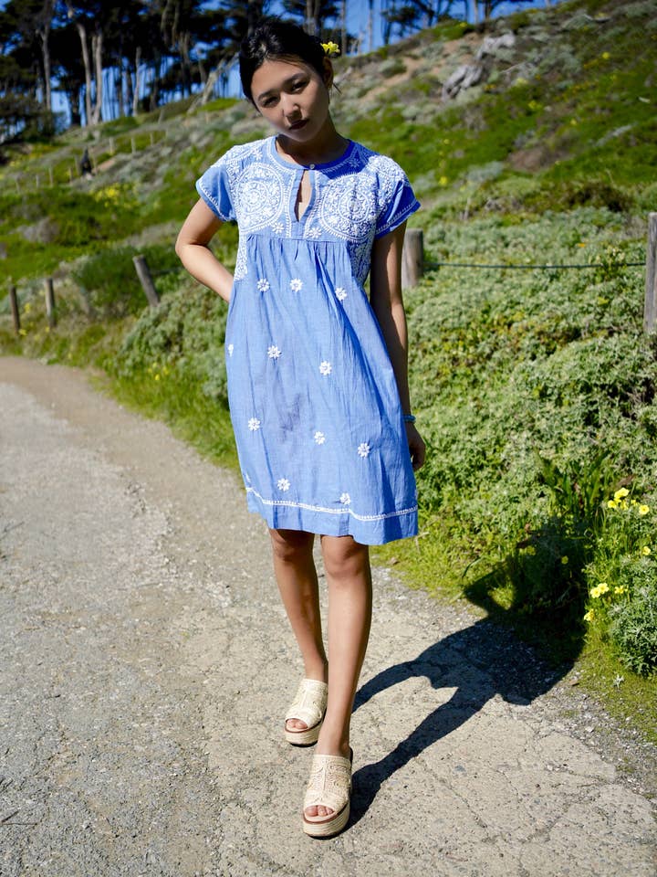 Ava Emb. Robe tunique en chambray bleu jean pour la vente par Dolma