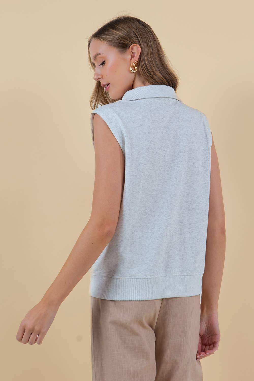 Doe and Rae – Großhandel Sweatshirt – Damen – ÄRMELLOSES SWEATSHIRT MIT REISSVERSCHLUSS UND VORDERTASCHE - 44853T8