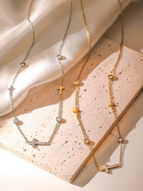 COLAR CRUZ EM AÇO INOXIDÁVEL 18K SEM DESGASTE | 40NK9453 por atacado de JOSSLYN by wall to wall