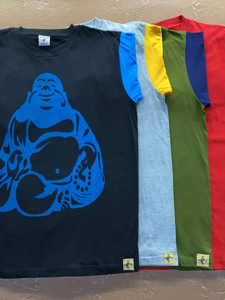 T-shirt Laughing Buddha — Manches complètes — Prépack de 5 pour la vente par Katmandu Trading Co.