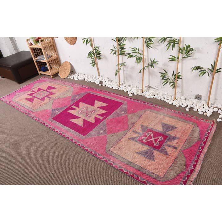Nouveau tapis ethnique vintage en laine rose tissé à la main pour la vente par The Loom Wholesale