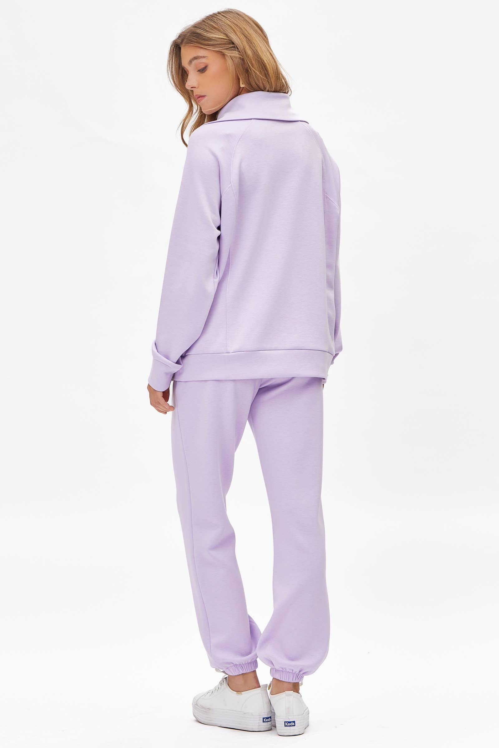 Dear Scarlett – Großhandel Loungewear-Set – Damen – Reiseset aus Modal-Pullover mit viertelförmigem Reißverschluss und Jogginghose17