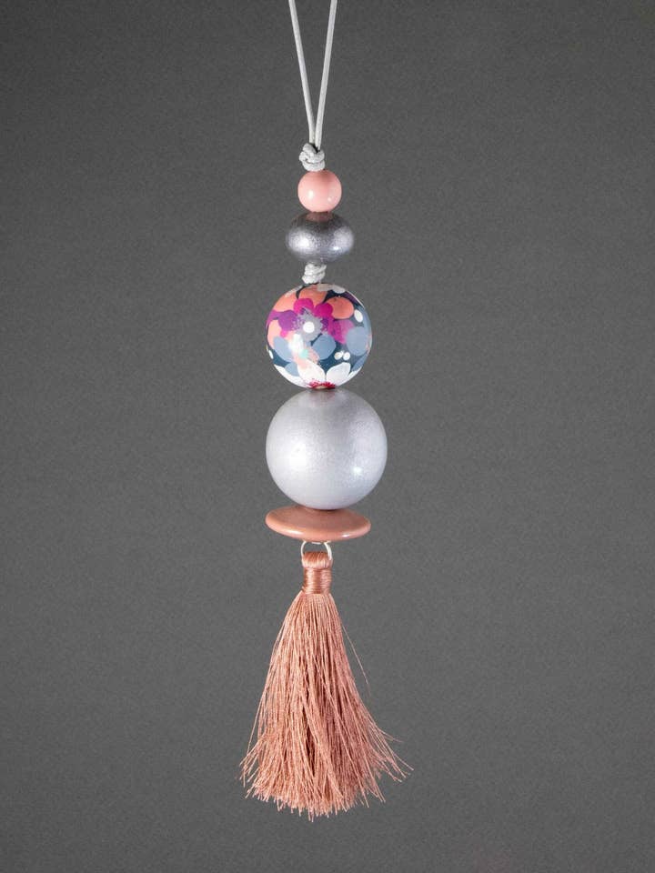 Hanger met roze en blauwe bloemen en kralen voor wholesale door Gannwood