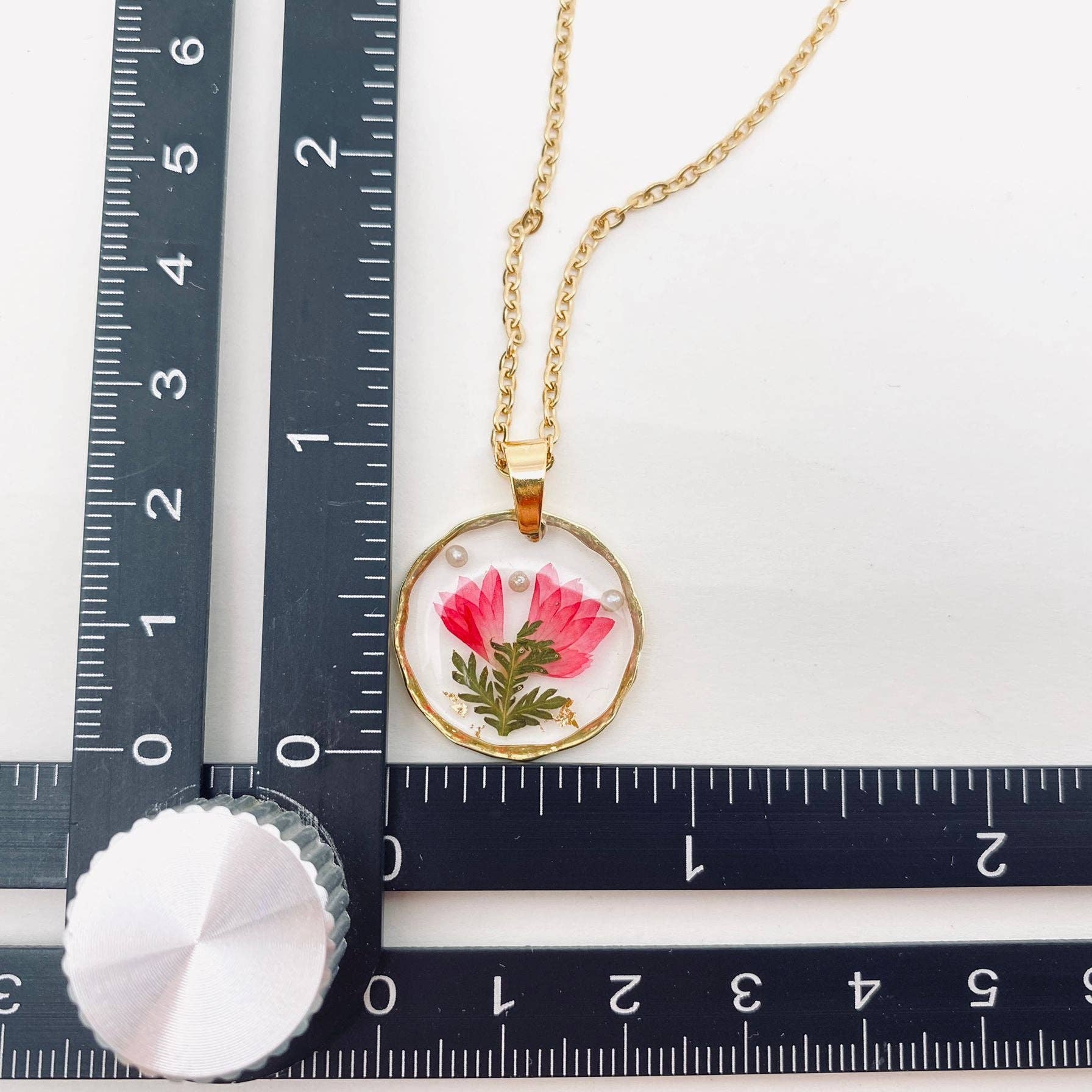 Mio Queena - Wholesale Pendant/Charm Necklace - Dried Flowers Floral Irregular Round Pendant Necklace - PDF12