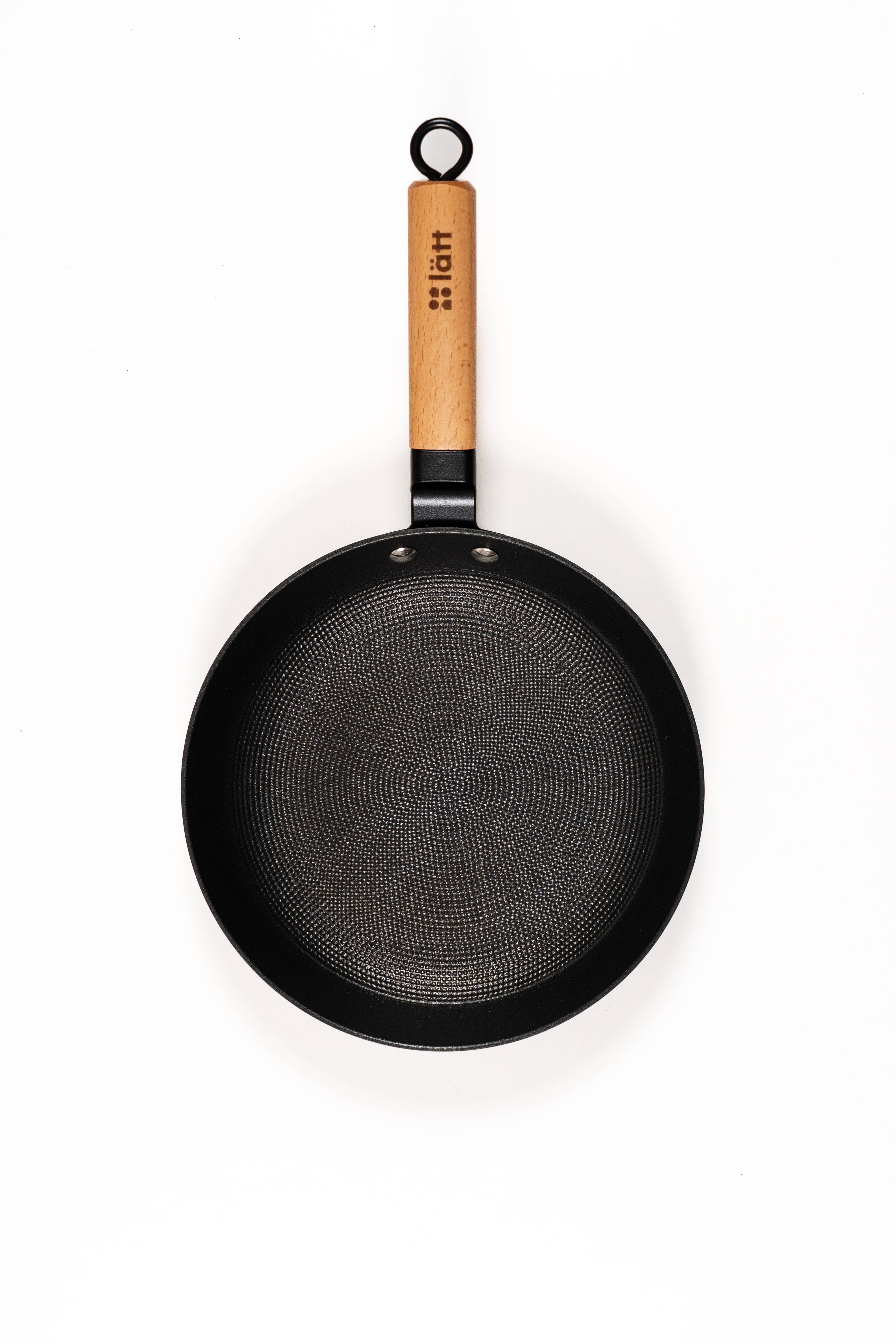 Lätt Home – wholesale Gjutjärnsstekpanna – Lätt gjutjärnspanna 24 cm med träskaft1