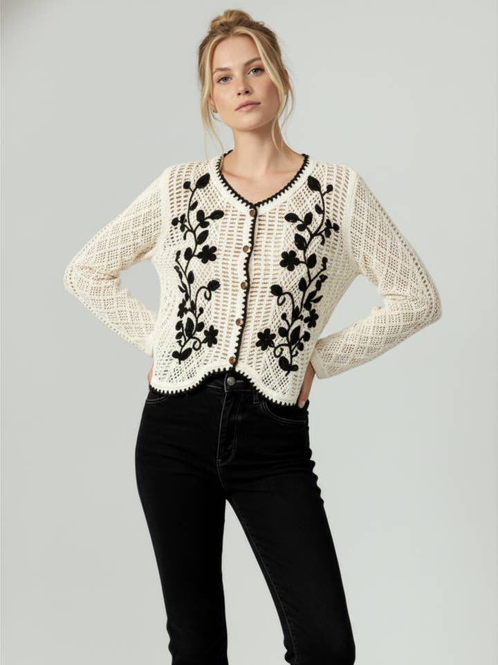 GILET EN MAILLE BOUTONNÉ AVEC BRODERIE FLORALE ET CROCHET pour la vente par Kori America
