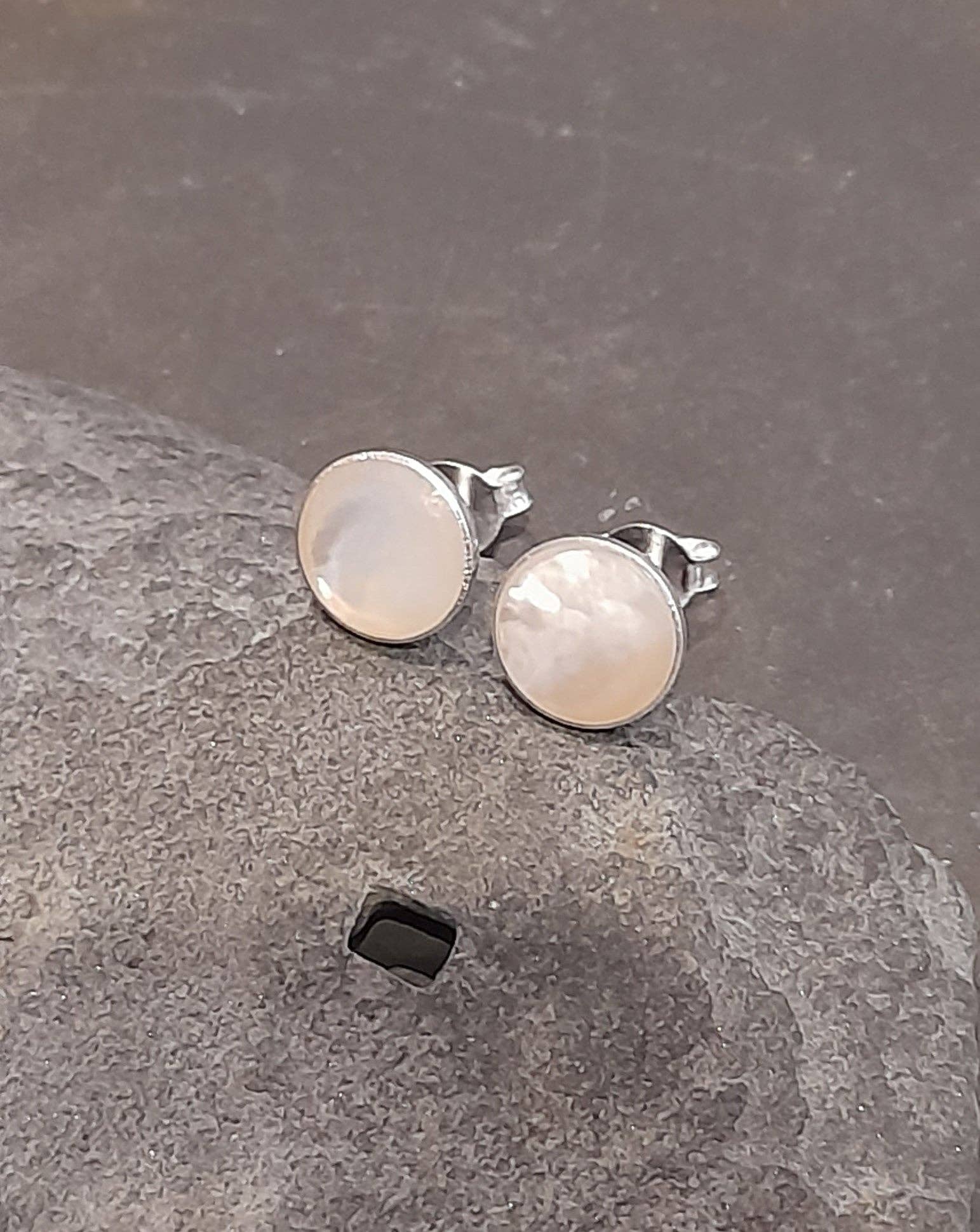 Bluelily925silver – wholesale Stud/post earrings – SS668B - 8MM ROUND MOP STUD0